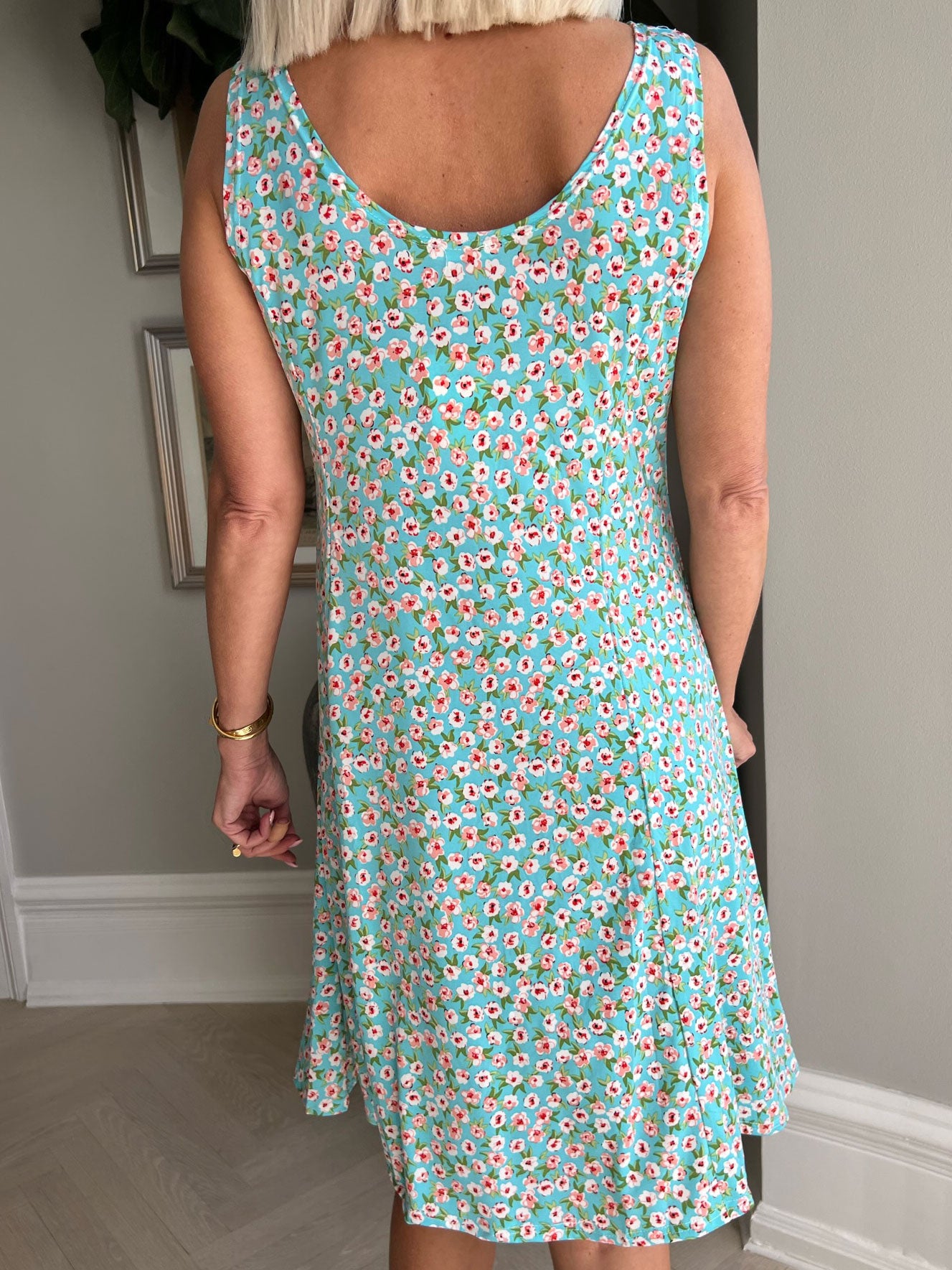 Maj Small Flower - Söt elastisk sommarklänning i blommigt mönster